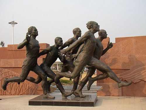 人物奔跑铜雕塑